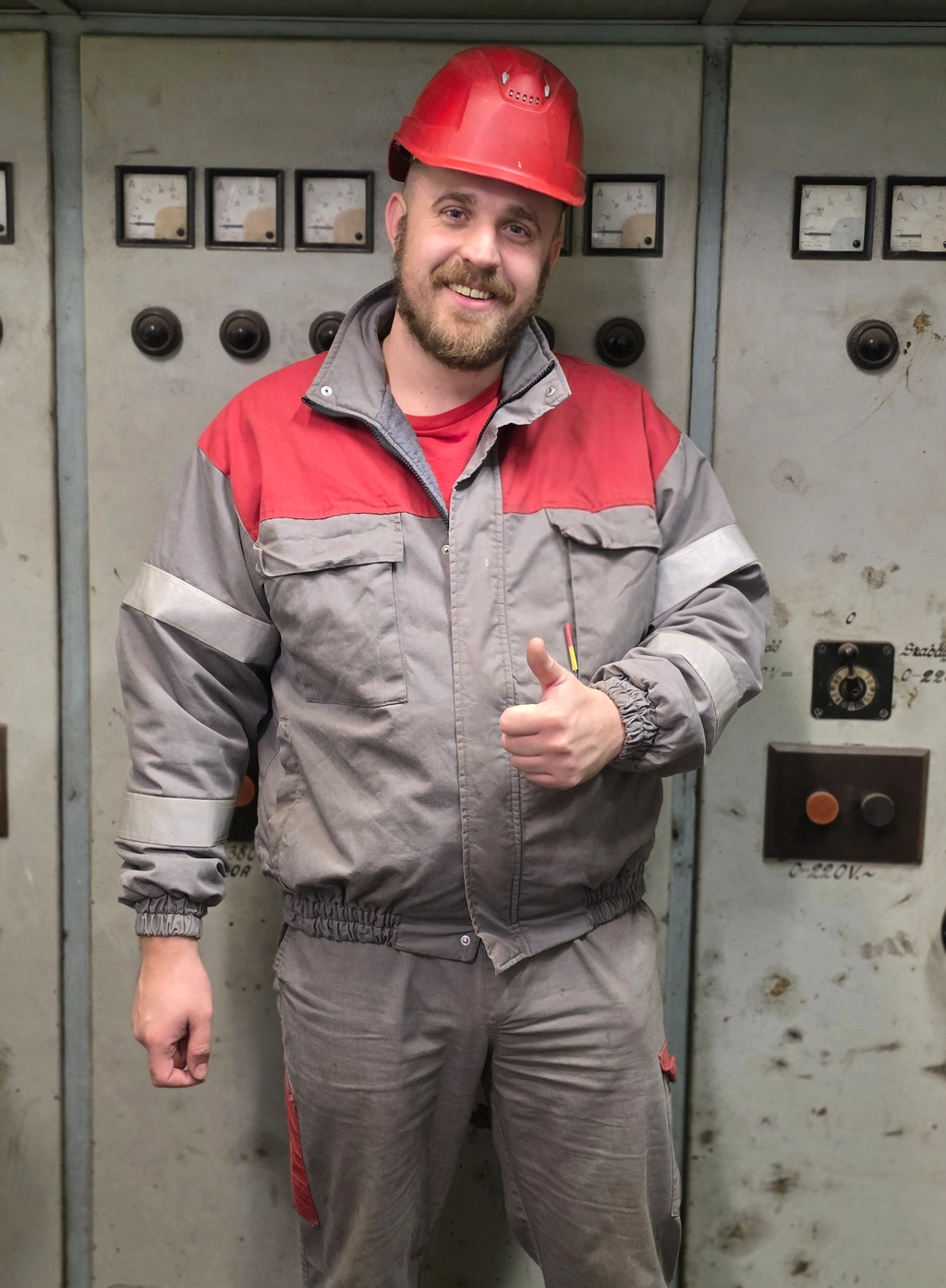 Villanyszerelő szakember munkaruhában